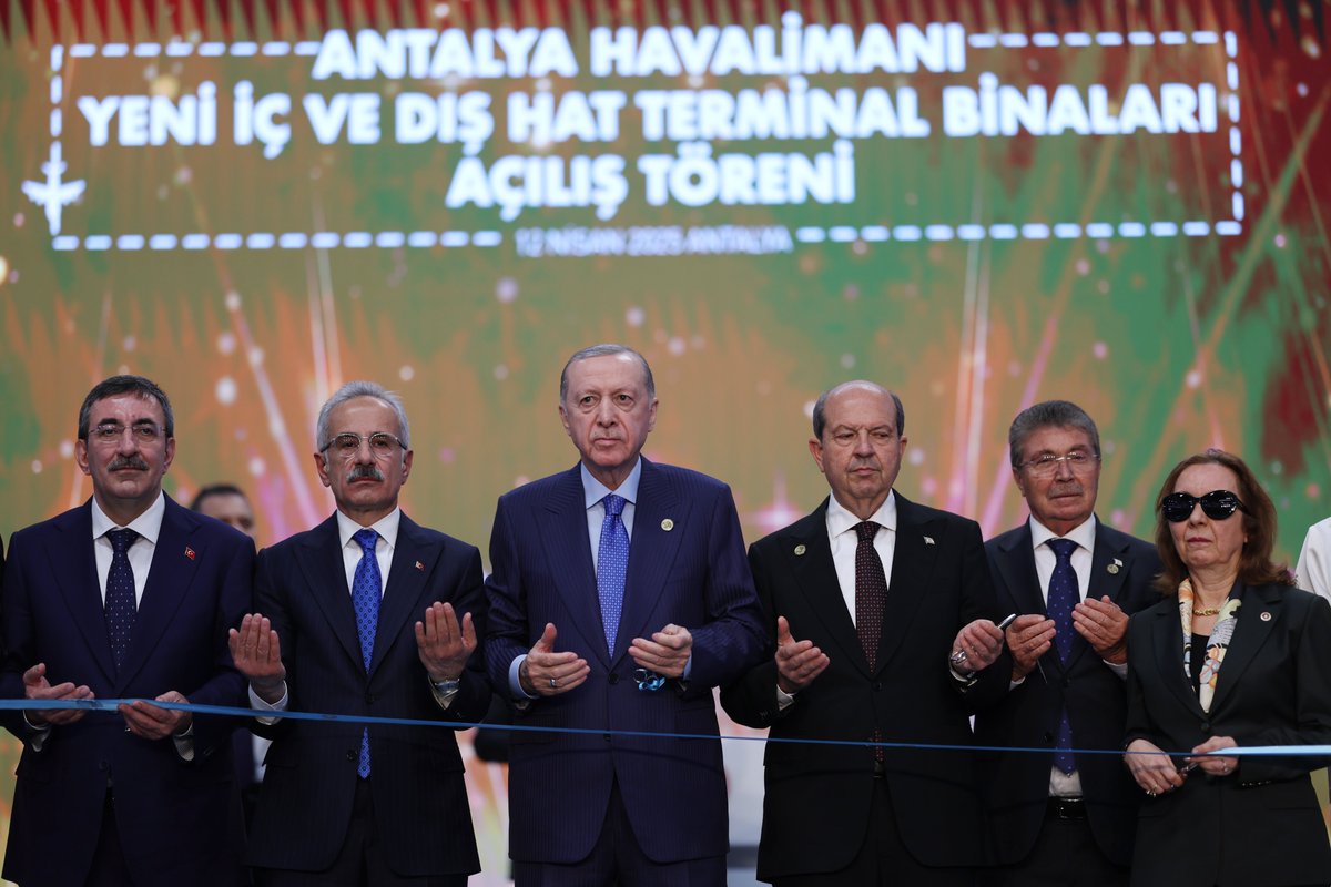 RTErdogan's tweet photo. 927 milyon avro yatırım gerektiren Antalya Havalimanı Genişletme Projesi’ni kamu-özel iş birliği modeli kapsamında devletimizin kasasından tek kuruş çıkmadan gerçekleştirdik.

Herhangi bir yolcu garantisi olmayan projeyle 8 milyar 555 milyon avro da kira geliri elde edeceğiz.    

Yatırımcı şirket, kira bedelinin %25’lik kısmı olan 2 milyar 138 milyon 750 bin avroyu Mart 2022’de peşin ödedi ve bu bedel daha çalışmalar bitmeden devletimizin kasasına girdi.

Böylelikle bu güzide proje, kamu kaynaklarını etkin kullanmanın ve kamu-özel sektör iş birliğinin en başarılı örneklerinden biri oldu.

Bugün hizmete aldığımız yeni terminal binalarımızla artık Antalya Havalimanımız çok daha fazla sayıda yolcuya hizmet verecek, Antalya ise turizm potansiyelini çok daha yüksek bir seviyeye taşıyacaktır.