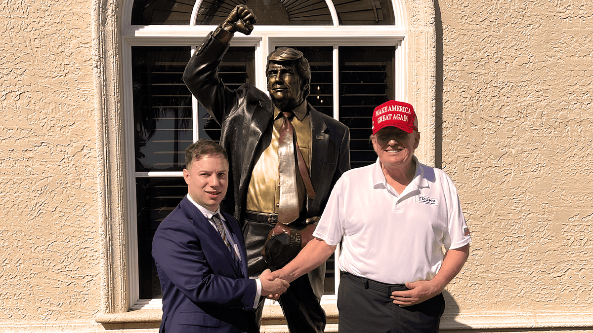 President Trump Gifted Beautiful 'Defiance Monument' by Sticker Mule CEO Anthony Constantino at West Palm Golf Course - bigleaguepolitics.com/president-trum…