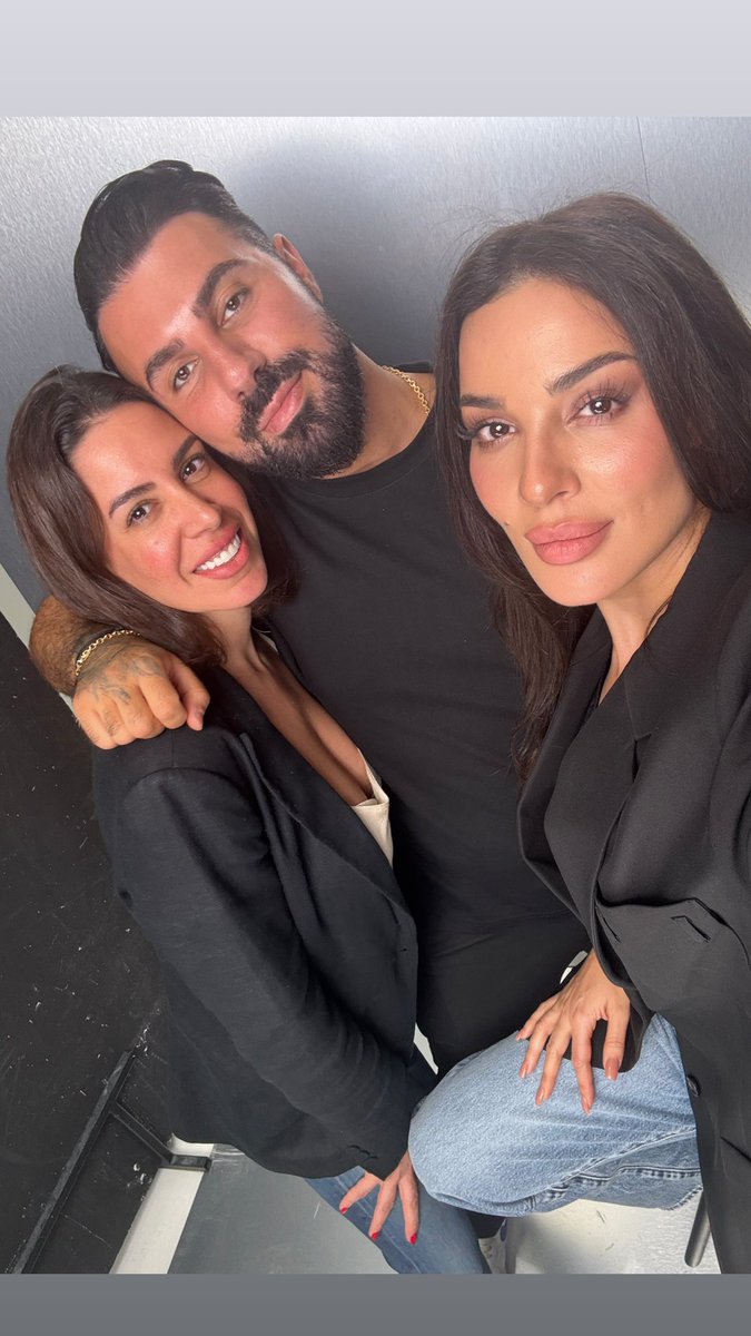 walaasmrel3's tweet photo. كواليس جلسة التصوير مع #jamaloukimag ❤️📸
من أحلى الفوتوشوت اللي عملتهم نادين ومبين قديشها مبسوطة ومرتاحة 😍🥹❤️
#نادين_نسيب_نجيم | @nadinenjeim 
@JamaloukiMag @nnnbeautyy https://t.co/B8US1YKPDk