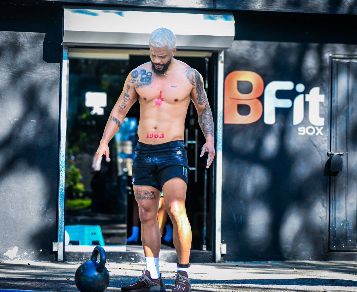 Entreno 4 veces por semana donde le doy prioridad a la fuerza , movilidad , coordinación, juego baloncesto 1 vez a la semana, descanso 7 a 8 horas diarias , masaje dos veces por semana , solo hago una comidas al día preferiblemente carne roja.