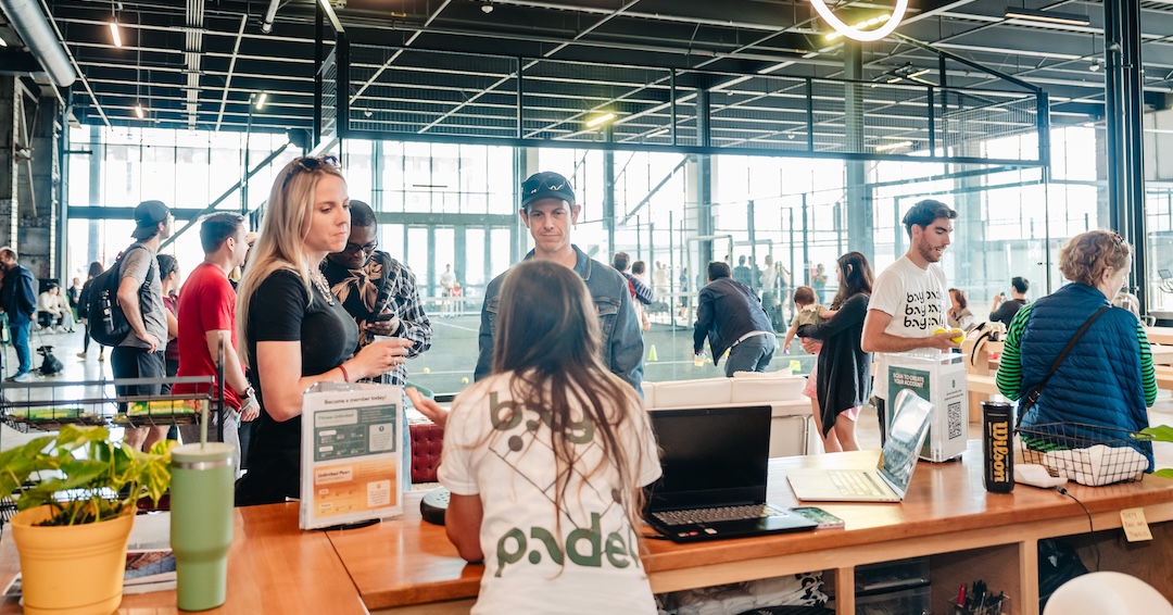 Get in on the action at @Bay.Padel in Dogpatch. #Pier70SF is home to Bay Padel's central waterfront facility, packed with ways for you to transform your game, your physique or just get happy playing ball with friends.
baypadel.us/dogpatch-san-f…