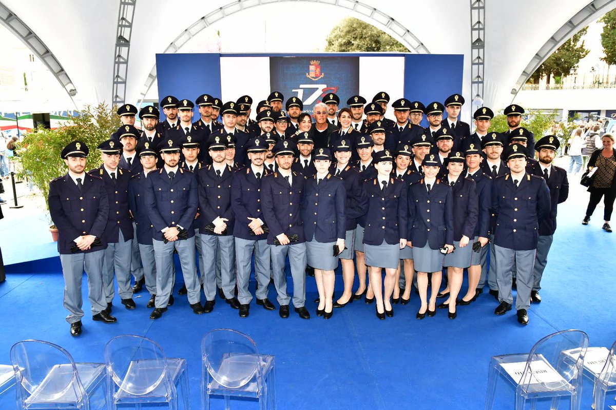 poliziadistato's tweet photo. Una conferenza contro gli stereotipi di genere organizzata dall’Osservatorio per la sicurezza contro gli atti discriminatori #Oscad con la campionessa olimpica e delle #Fiammeoro @ElisaLovesJesi #AnniversarioPolizia #12aprile
👉🏻https://t.co/yo7uzLkkLg https://t.co/gmtQYdPcbN
