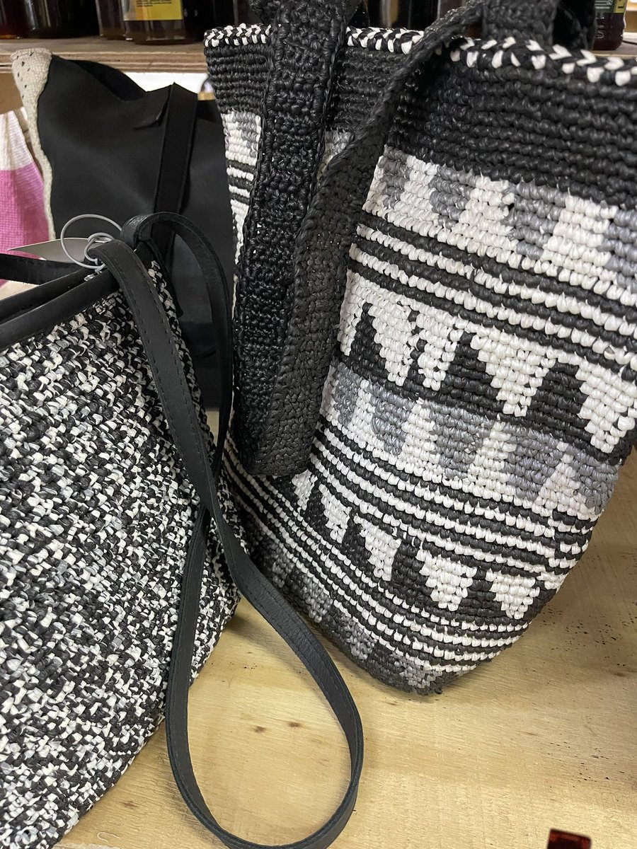 ukusefya's tweet photo. Chikumbuso in Ng’ombe makes gorgeous high-end bags from local materials—mixing chitenge, plastic and leather.  My one stop shop for purses, gym bags, luggage, name it, they make it.  #MadeInZambia https://t.co/ABWHhlPBPg
