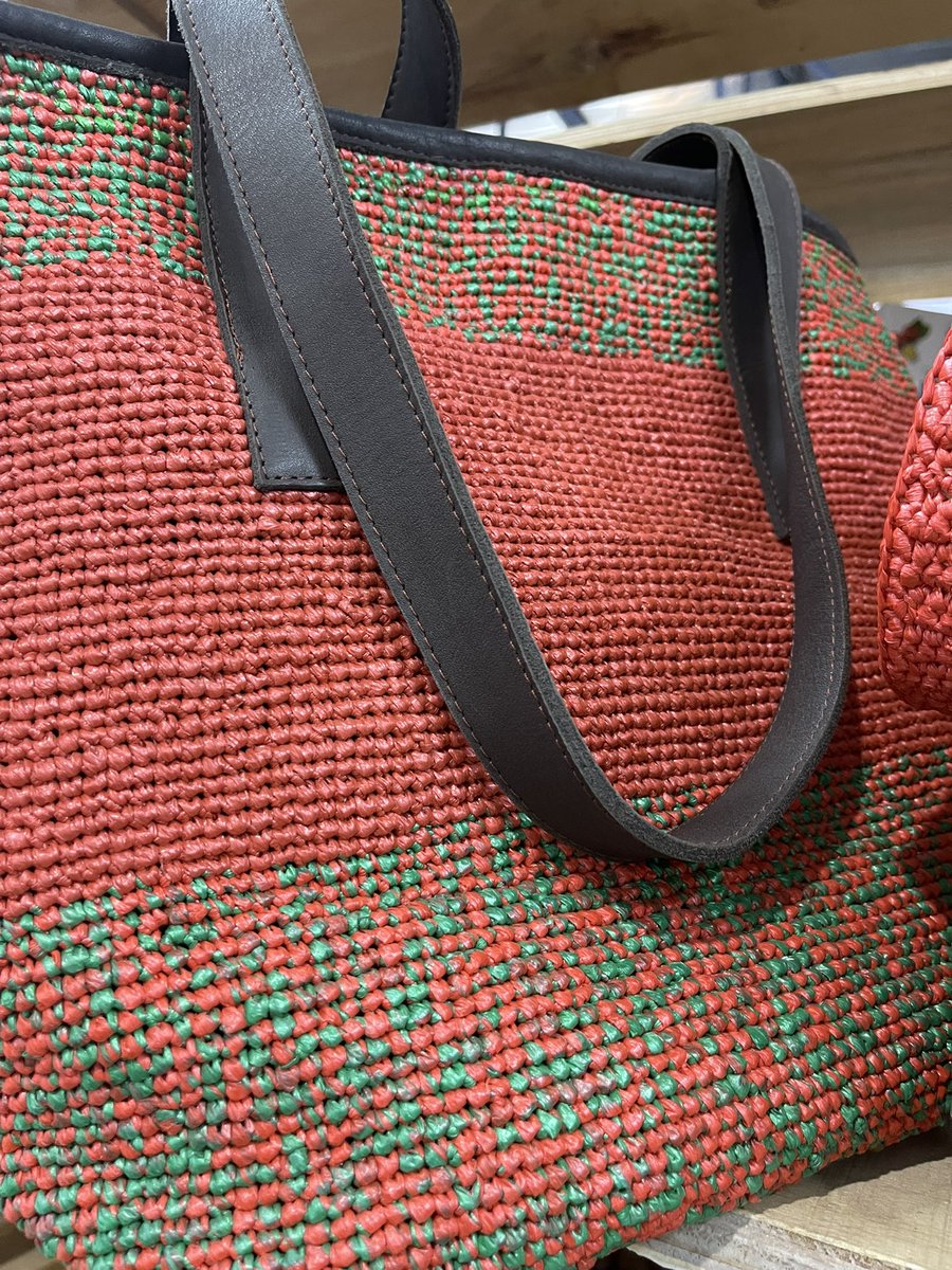 ukusefya's tweet photo. Chikumbuso in Ng’ombe makes gorgeous high-end bags from local materials—mixing chitenge, plastic and leather.  My one stop shop for purses, gym bags, luggage, name it, they make it.  #MadeInZambia https://t.co/ABWHhlPBPg