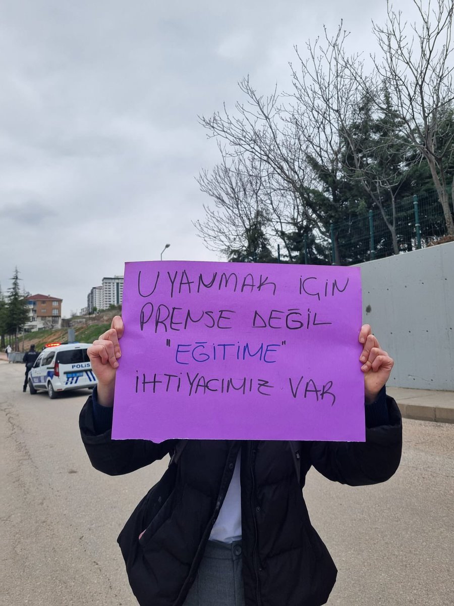 fkdkndjdldhdl23's tweet photo. #koloğlundaneoluyor #TorpilDeğilLiyakat
#LisemeDokunma
#öğretmenimedokunma @elaziggundemcom @elazigmem @meb_ogm @hepsielazig @Yusuf__Tekin @numanhatipoglu @elazig_valiligi @tcmeb @sahin_serifoglu https://t.co/29yQMpqV7T