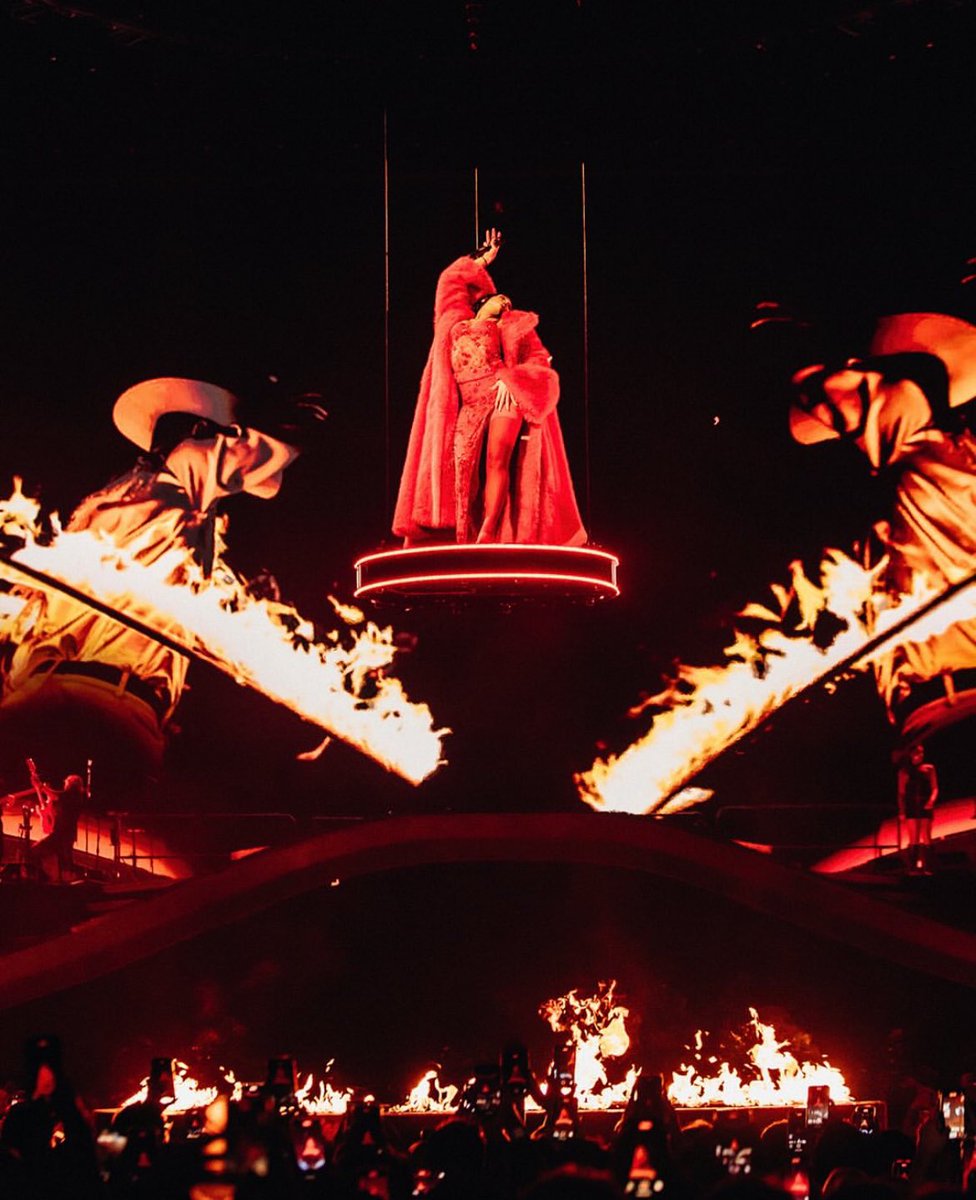 lipaxagb's tweet photo. Radical optimism tour production is insane https://t.co/4OfLIFhTtA