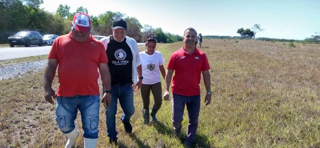 rlicea_mojena's tweet photo. En la jornada de clausura del Festival Internacional de Cine y Medio Ambiente del Caribe #IslaVerde2025 se realiza la siembra de mil pinos y 400 robles en el Pinar Del Cine #IslaDeLaJuventud #SentirPinero https://t.co/Q3K0XvMnR8