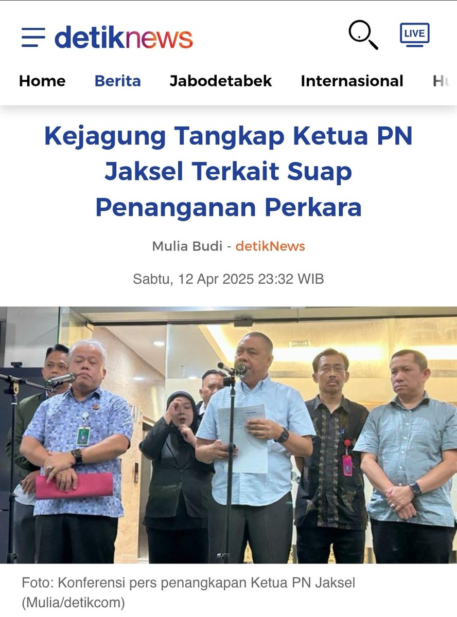 PaltiWest's tweet photo. BREAKING NEWS!!! KARMA IS A BITCH!!!

Kejaksaan Agung (Kejagung) menangkap Ketua Pengadilan Negeri Jakarta Selatan, Muhammad Arif Nuryanta (MAN). Dia ditangkap atas kasus suap penanganan perkara di Pengadilan Negeri Jakarta Pusat terkait Tiga perusahaan besar tersebut di antaranya Wilmar Group, Permata Hijau Group, dan Musim Mas Group.

Berikut para tersangka di kasus tersebut:

1. WG selaku panitera muda pada PN Jakut
2. MS selaku pengacara
3. AR selaku pengacara
4. MAN selaku Ketua PN Jaksel