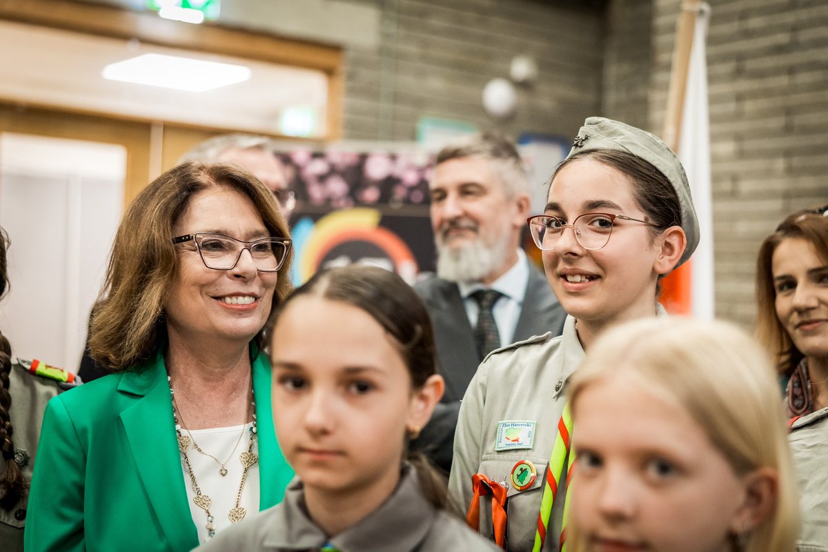 Wizytę Marszałek Senatu <a href="/M_K_Blonska/">Małgorzata Kidawa-Błońska</a> w #Irlandia zakończyło spotkanie z nauczycielami i uczniami  Polskiej Szkoły SEN w Dublinie.

„Przyjechaliśmy do Was dlatego, że Wasza wspaniała szkoła obchodzi w tym roku jubileusz piętnastolecia. Te piętnaście lat to czas wspaniałej pracy,