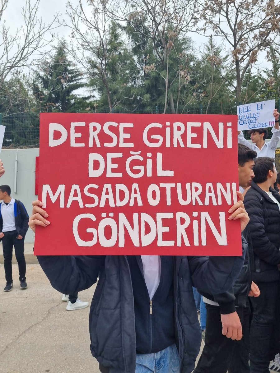 xates_0's tweet photo. #koloğlundaneoluyor #TorpilDeğilLiyakat
#LisemeDokunma
#öğretmenimedokunma @elaziggundemcom @elazigmem @meb_ogm @hepsielazig @Yusuf__Tekin @numanhatipoglu @elazig_valiligi @tcmeb @sahin_serifoglu https://t.co/W9WJjcW4AG