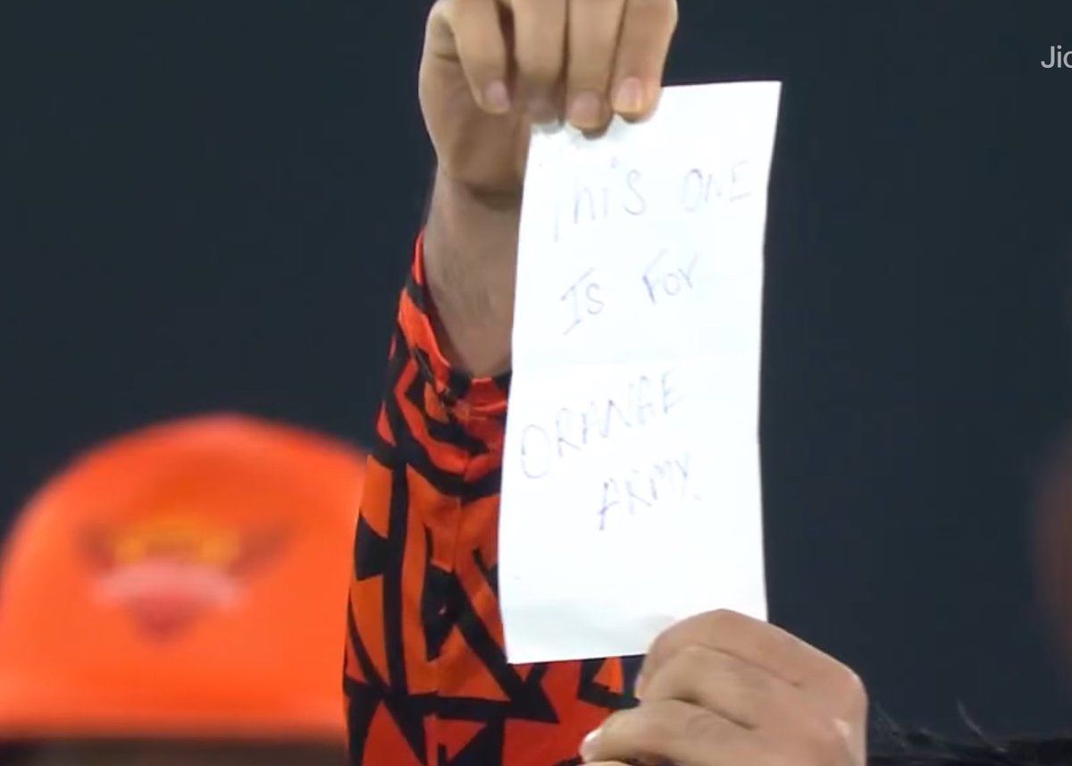 Concussion__Sub's tweet photo. “This one is for Orange Army” 

- Abhishek Sharma flashes this paper while celebrating his maiden IPL century. https://t.co/dEbdgCLyGH