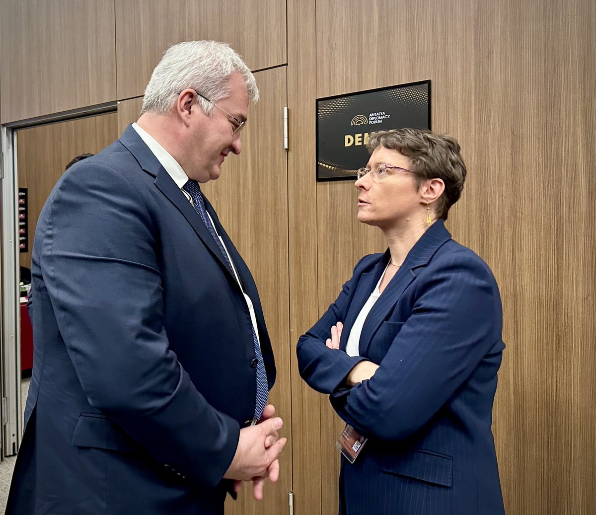 I was pleased to have a brief and friendly conversation with @IsabelleDumont. Shared our perspectives on how to end Russia’s war against Ukraine this year. Grateful for France’s leadership in strengthening the security of Europe.