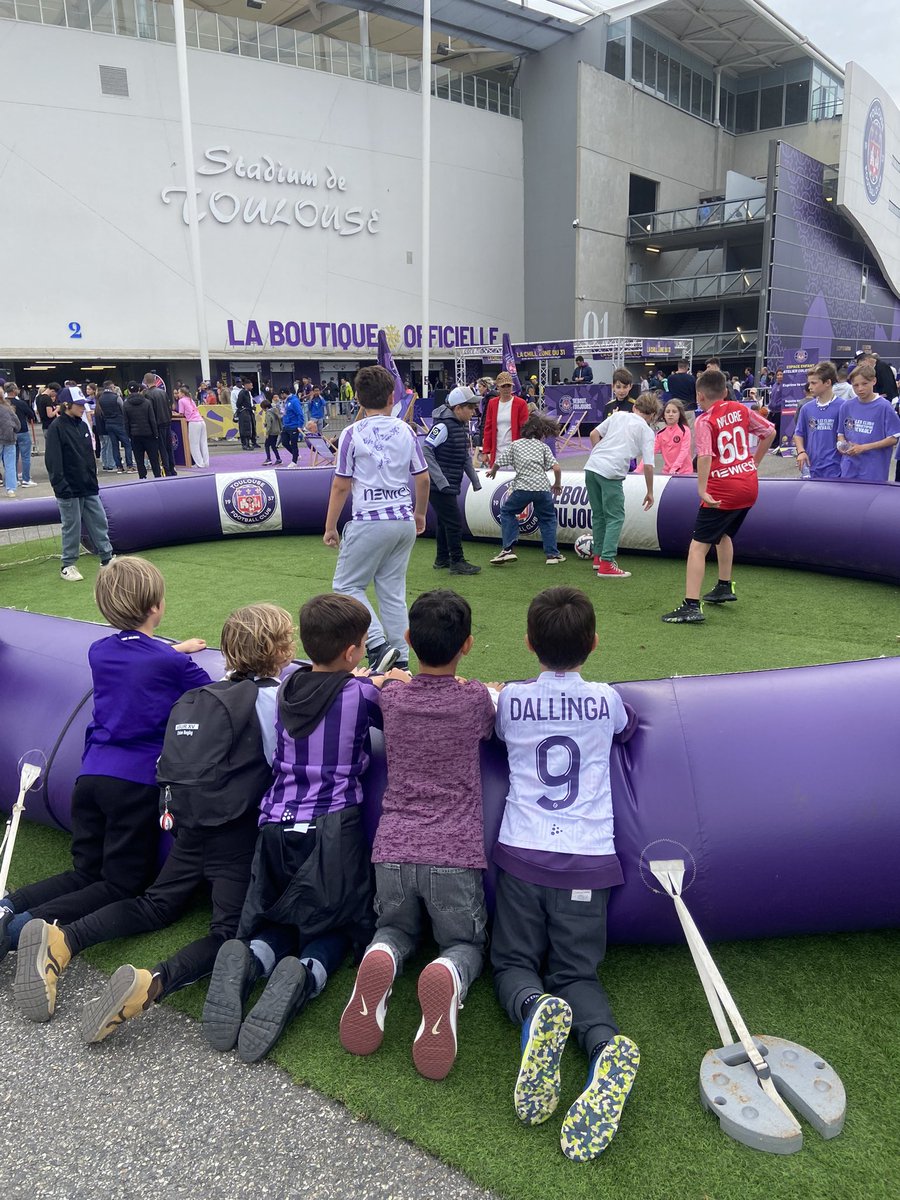 Toutes les générations dans la fan zone toulousaine… 🥰

Et surtout, des enfants par milliers au Stadium, preuve de l’engouement qui s’accentue depuis plusieurs saisons autour du TFC 👌