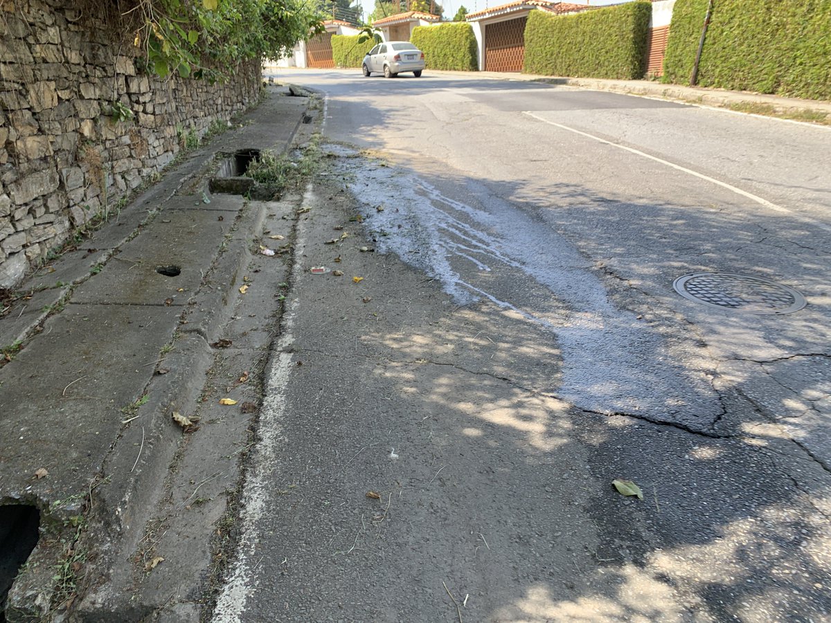 Luicmb's tweet photo. Buen día. Brote a través del asfalto de aguas negras. Avenida Sur La Lagunita cerca de la interconexión La Lagunita-La Unión en el canal bajando dirección al Pueblo. Posiblemente colector roto @ServiciosEH @ElHatillo https://t.co/zuSCBUNWNY