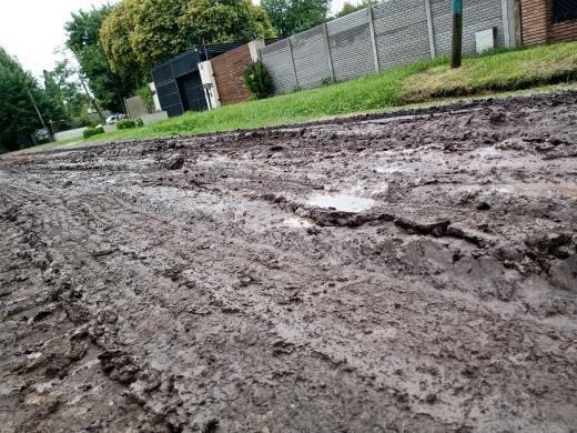 celaulati's tweet photo. Reclamo de vecinos por el estado lamentable de la calle #SanSebastián límite entre #Funes y #Roldán #SantaFe
@elroldanense 
@infofunesok 
@GobiernodeFunes 
@SantacroceRoly 
@maxipullaro 
@Roldanyvos 
@VaninaProcopio https://t.co/rXehENKG1S