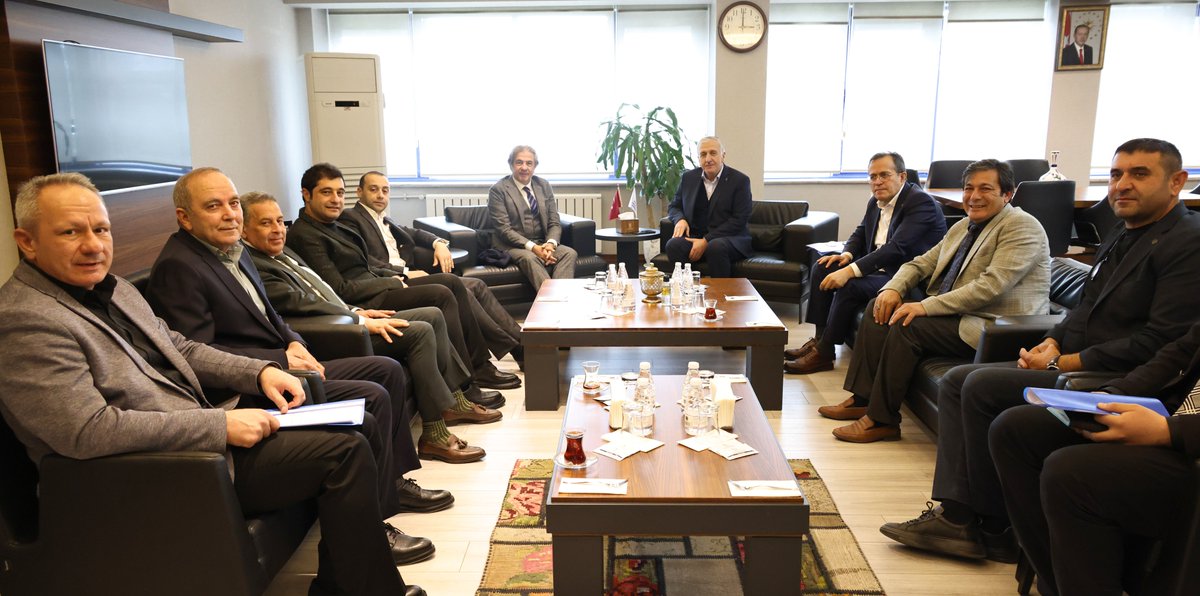 MstfBuyukegen's tweet photo. Tunus Büyükelçimiz  @AhmetMisbah Demircan'ı Odamızda misafir ettik. 

Tunus ile Konya'mız arasındaki ticari işbirliklerini artırma kararı aldığımız Sayın Büyükelçimize ziyaretleri ve Konya'mıza olan ilgilerinden dolayı teşekkür ediyorum. https://t.co/aA0k5WHio7