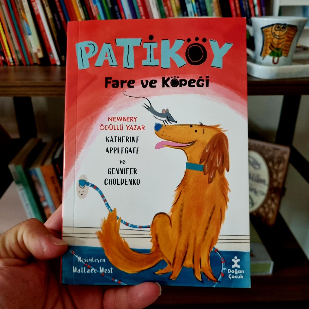 Merhaba Arkadaşlar bugün dördüncü ve beşinci sınıflar için önerim "Patiköy ve Fare Ve Köpeği" 

Newbery Ödüllü Katherine Applegate ve Gennifer Choldenko tarafından yazılan kitabımız 272 sayfa.

Resimleyen ise Wallace West