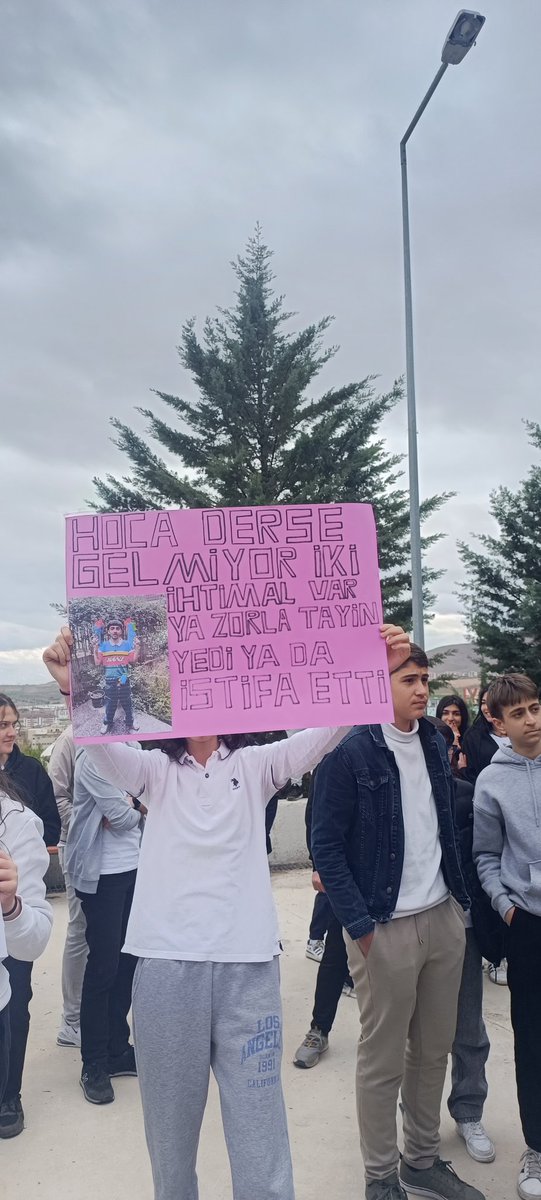 zumxra's tweet photo. #koloğlundaneoluyor #TorpilDeğilLiyakat
#LisemeDokunma
#öğretmenimedokunma @elaziggundemcom @elazigmem @meb_ogm @hepsielazig @Yusuf__Tekin @numanhatipoglu @elazig_valiligi @tcmeb @sahin_serifoglu https://t.co/Fk1lwkUWlm