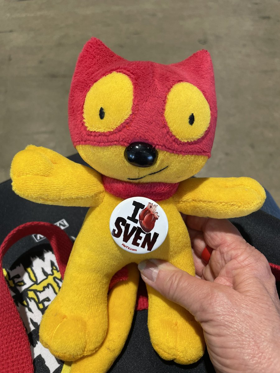 disgruntmonkey's tweet photo. So cool to get my Action Cat and comic book signed by Art and Franco at the #AwYea during #C2E2
Of course my Action Cat is wearing a I Heart #Svengoolie button. https://t.co/qDW6rXCNas