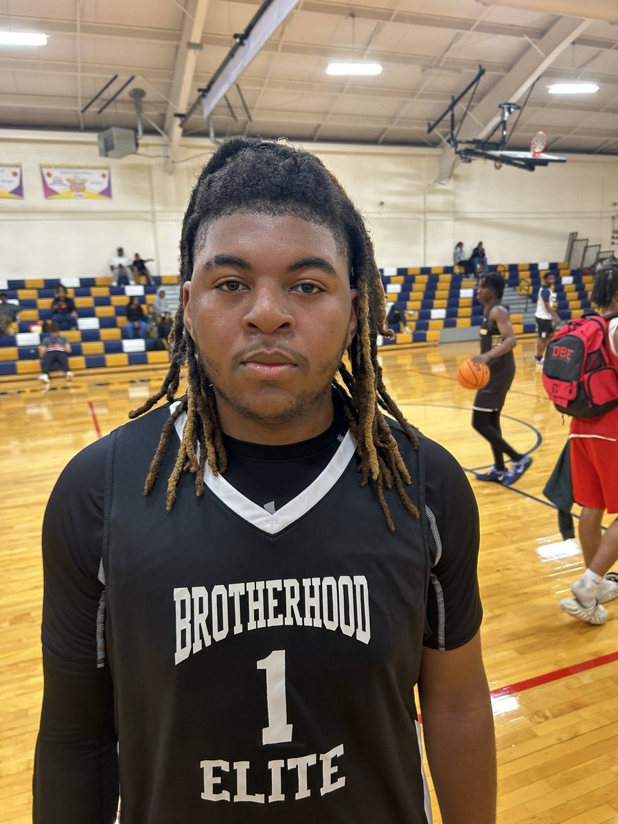 TheWelchyReport's tweet photo. Kevin Erby of Brotherhood elite is a strong undersized forward that can score the basketball. He mixed it up from all 3 levels and kept his team in the game! https://t.co/9RdTkVLyCA
