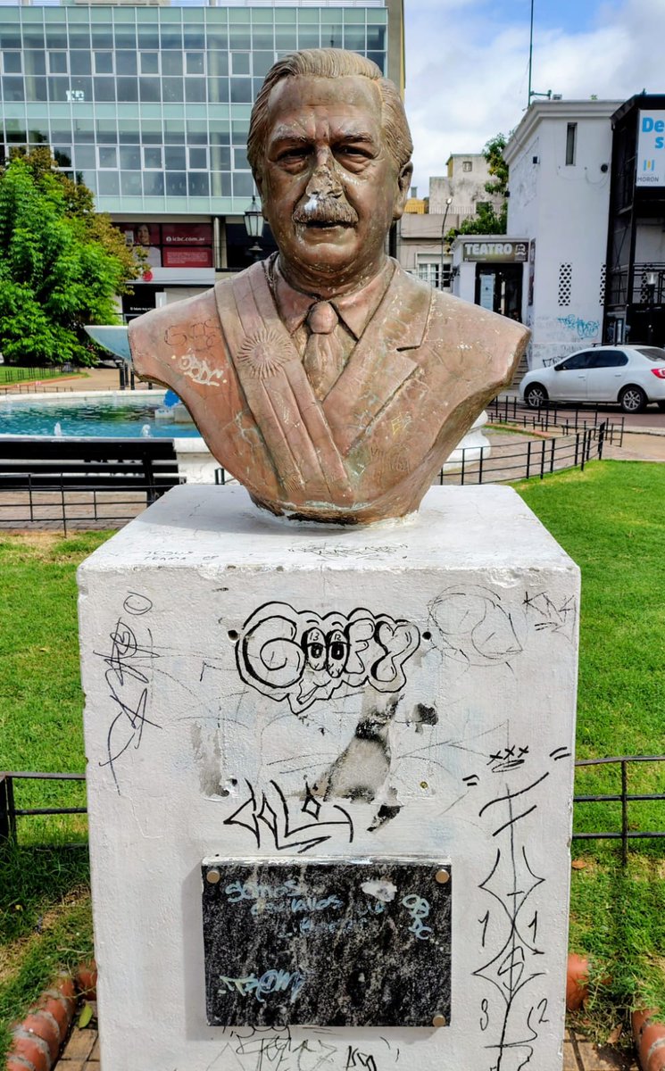 rolymoretto's tweet photo. Mi más enérgico repudio a la vandalización de los bustos de Raúl Alfonsín, en la Plaza San Martín y de Hipólito Yrigoyen, en la plazoleta que lleva su nombre, frente al Cementerio.

Símbolo de un tiempo de crispación e intolerancia, revela también el abandono del espacio público. https://t.co/Bu14qcgroQ