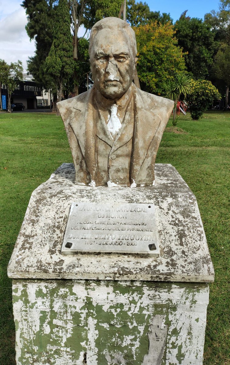 rolymoretto's tweet photo. Mi más enérgico repudio a la vandalización de los bustos de Raúl Alfonsín, en la Plaza San Martín y de Hipólito Yrigoyen, en la plazoleta que lleva su nombre, frente al Cementerio.

Símbolo de un tiempo de crispación e intolerancia, revela también el abandono del espacio público. https://t.co/Bu14qcgroQ