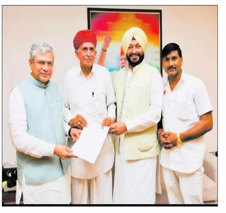 BalwantPurohit's tweet photo. आजादी के बाद से ही जालोर दक्षिण भारत की ट्रेनों के लिए जूझ रहा है अभी माननीय रेल मंत्री @AshwiniVaishnaw जी ओर रेल राज्य मंत्री @RavneetBittu जी से उम्मीद थी कि 1 ट्रेन मिलेगी मगर अहम मौके पाली सांसद का ऐसे रेल मंत्री जी पर दबाव बनाकर ट्रेन को डाइवर्ट करवाना ये @BJP4TamilNadu ओर @BJP4India के लिए घाटे का सौदा होगा !! अगर ट्रेन पाटण भीलडी समदड़ी रूट पर नहीं चली तो आने वाले तमिलनाडु चुनाव में प्रवासी इसका जवाब जरूर देंगे।।  @lumbaram64 की कोशिश प्रवासी बंधुओ के लिए काबिले तारीफ है ।।