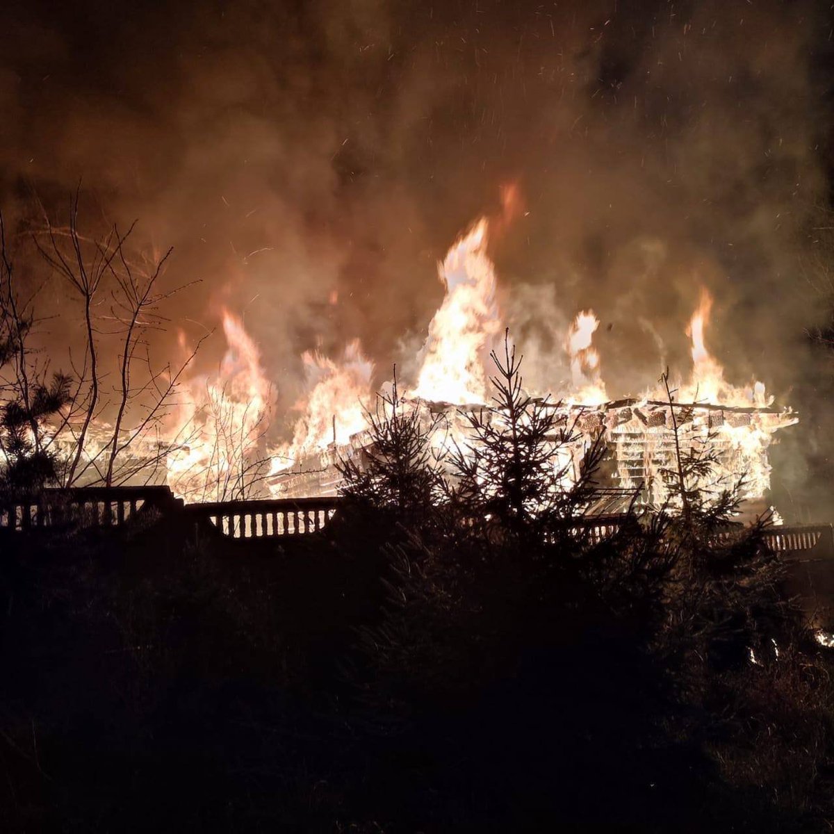 IuliiaMendel's tweet image. In Kupyansk, Kharkiv region, a Russian unmanned aerial bomb hit a private house, injuring 4 people, and three more may be under the rubble. Another Saturday in Ukraine... #StopRussia #StopPutin #StopWar