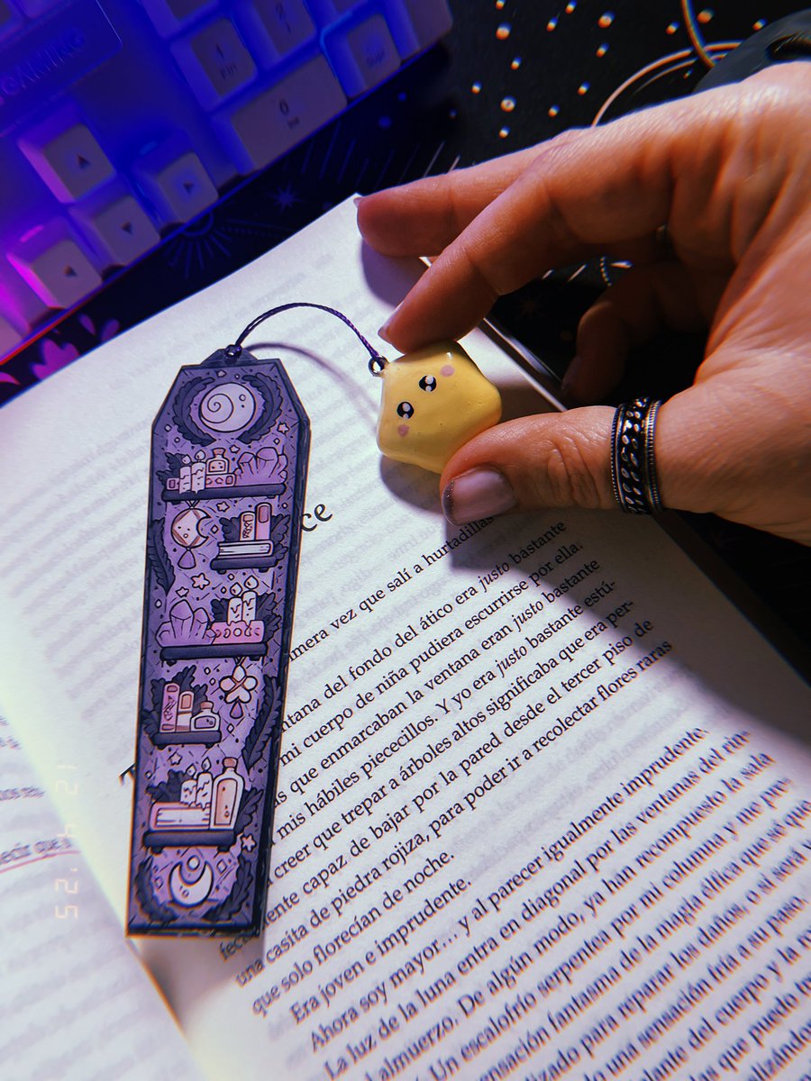 🌿 Se me rompieron los pelitos que decoraban mi marcapaginas, pero yo le puse una de mis estrellitas para decorarlo, ¿os gusta? 👉🏻👈🏻