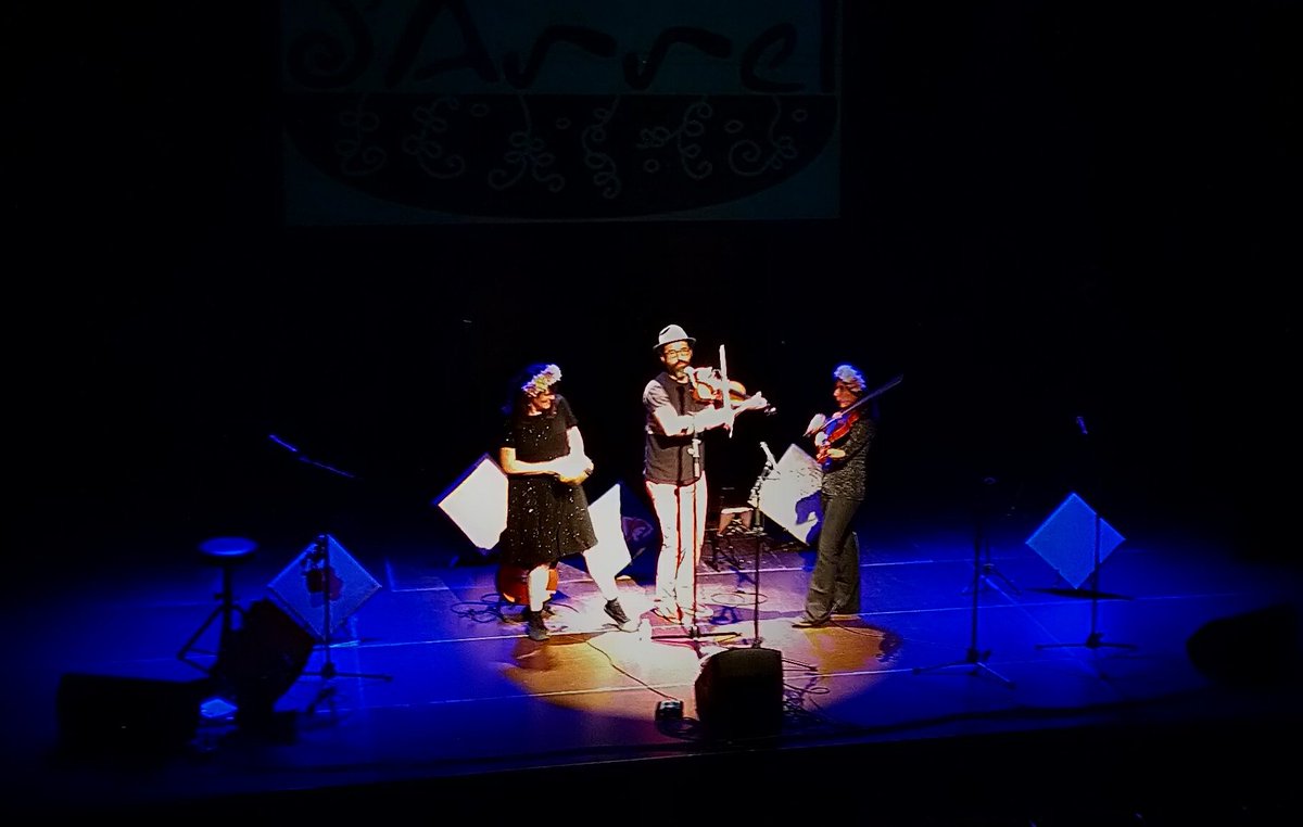 Kursaalmanresa's tweet photo. Aquesta tarda a la Sala Petita hem viscut un concert fantàstic de cançó popular catalana amb Guillem Ballaz!

Un concert del Cicle @dArrelManresa que ha comptat amb la col·laboració especial de joves cantants d' @EsclatMusica 

Fantàstic! https://t.co/qVAB0mmHHx