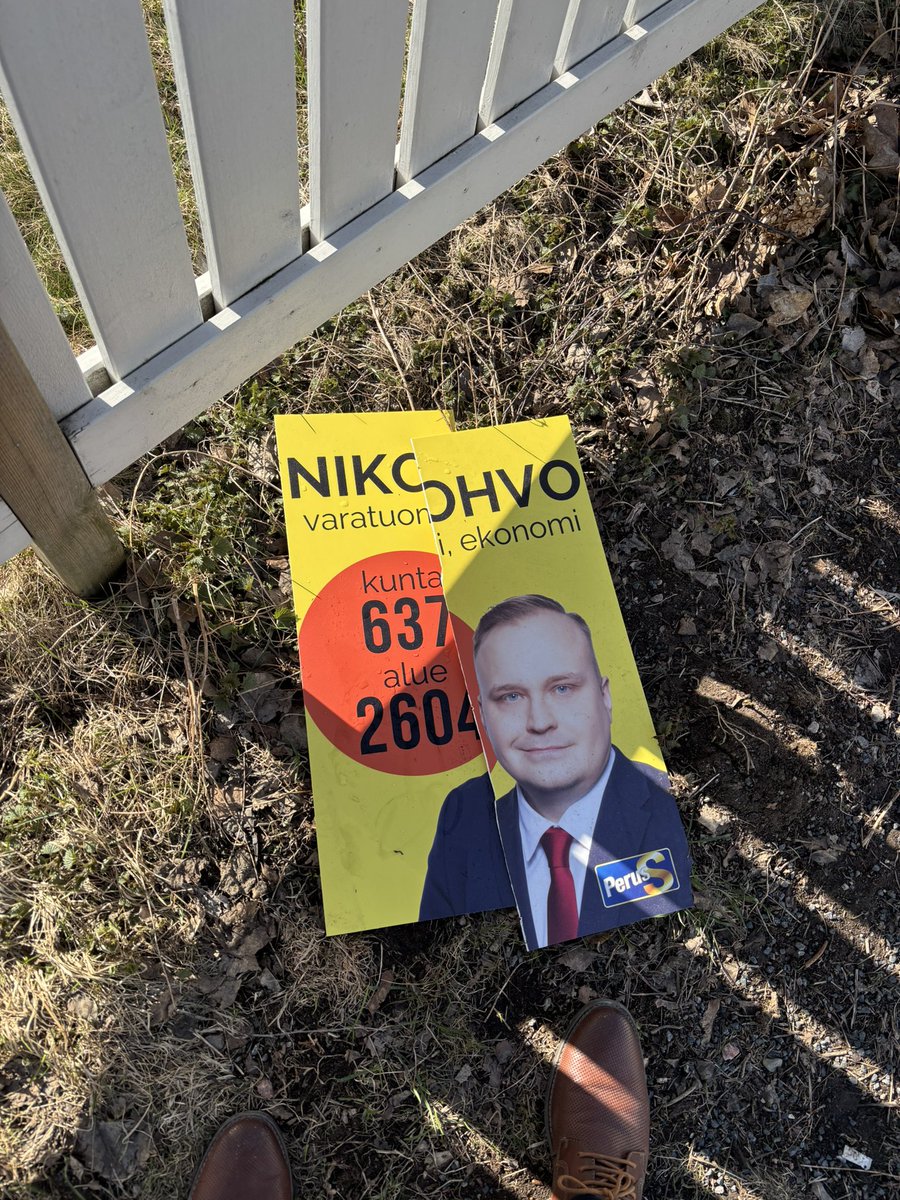 Vaalipäivä selkeästi lähestyy, kun kylttien määrä vähenee. 

No, tuleepa helpompi urakka kerätä ensi viikolla loput pois.

#lahivaalit