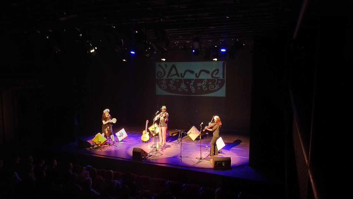 Kursaalmanresa's tweet photo. Aquesta tarda a la Sala Petita hem viscut un concert fantàstic de cançó popular catalana amb Guillem Ballaz!

Un concert del Cicle @dArrelManresa que ha comptat amb la col·laboració especial de joves cantants d' @EsclatMusica 

Fantàstic! https://t.co/qVAB0mmHHx