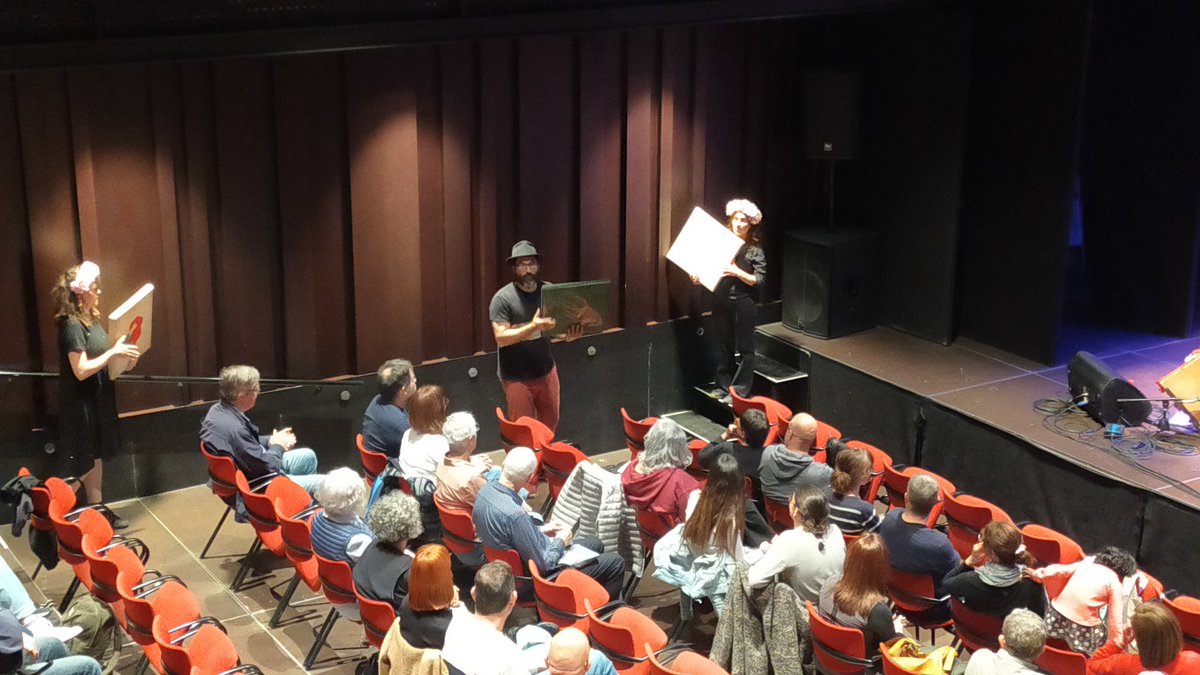 Kursaalmanresa's tweet photo. Aquesta tarda a la Sala Petita hem viscut un concert fantàstic de cançó popular catalana amb Guillem Ballaz!

Un concert del Cicle @dArrelManresa que ha comptat amb la col·laboració especial de joves cantants d' @EsclatMusica 

Fantàstic! https://t.co/qVAB0mmHHx
