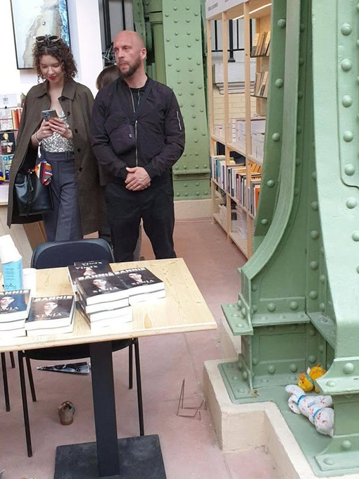 Belle action. Face aux amis de l'Ukraine, Xenia Fedorova a renoncé à dedicacer son bouquin au Festival du Livre et s'est réfugiée, livide, derrière son garde du corps et son attaché de presse. Quand lui nous avons proposé le dialogue, elle s'est débinée.  (Comme sur son compte X)