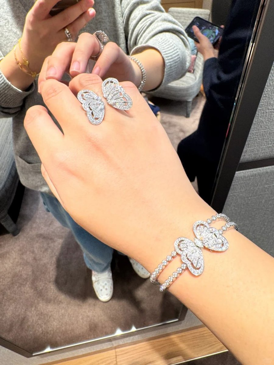 mikijek's tweet photo. Where elegance meets sparkle 🫰📷 https://t.co/y9JX5b4i0v