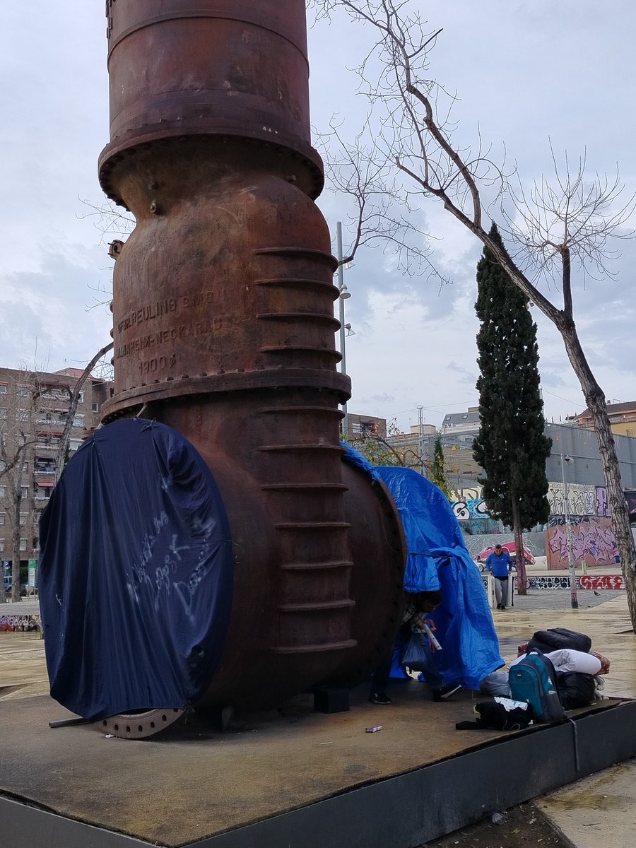 PoliBalcon's tweet photo. Postals de #barcelona: plaça de les 3 xemeneies de #poblesec a 1a hora dl matí 🥴🤩 https://t.co/fAZGELlWCk