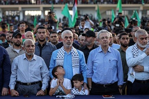 FayezShamm18239's tweet photo. ماذا قال الدكتور مصطفى البرغوثي لينقضوا عليه كالكلاب المسعور، نبحاً، ونهشاً، وعضاً
قال:
لا للاحتلال الإسرائيلي
نعم للمقاومة الفلسطينية
لا للتطبيع مع العدو الإسرائيلي
ثلاث جمل وطنية صادقة تعبر عن ضمير الشعب الفلسطيني، 
ثلاث جمل فتحت على الدكتور مصطفى البرغوثي بوابات جهنم من الأذلاء والجبناء الخانعين الذين يرددون كل الوقت:
نعم للتنسيق والتعاون الأمني مع العدو الإسرائيلي
لا للمقاومة الفلسطينية
ونغم للتطبيع والنوم في أحضان العدو الإسرائيلي
