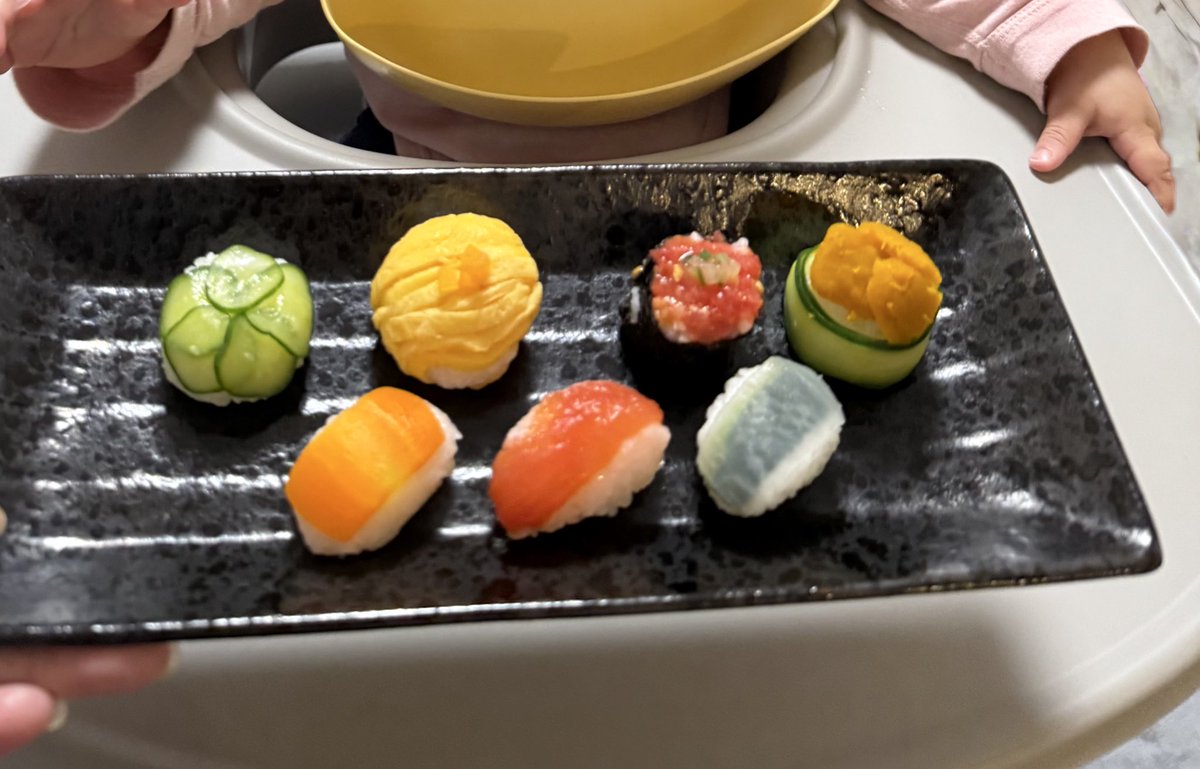4月9日に1歳になりました🩵🤍

スマッシュケーキとお寿司作るの頑張った💪

お寿司は3分で完食😂
スマッシュケーキは最後まで食べてくれた
すごい量やのに30分ぐらいかけて無くなった

この一年一瞬だったな、首座り、寝返り、ハイハイ、そして今1人で2、3歩歩く…成長早すぎぃぃいママさみしぃい笑