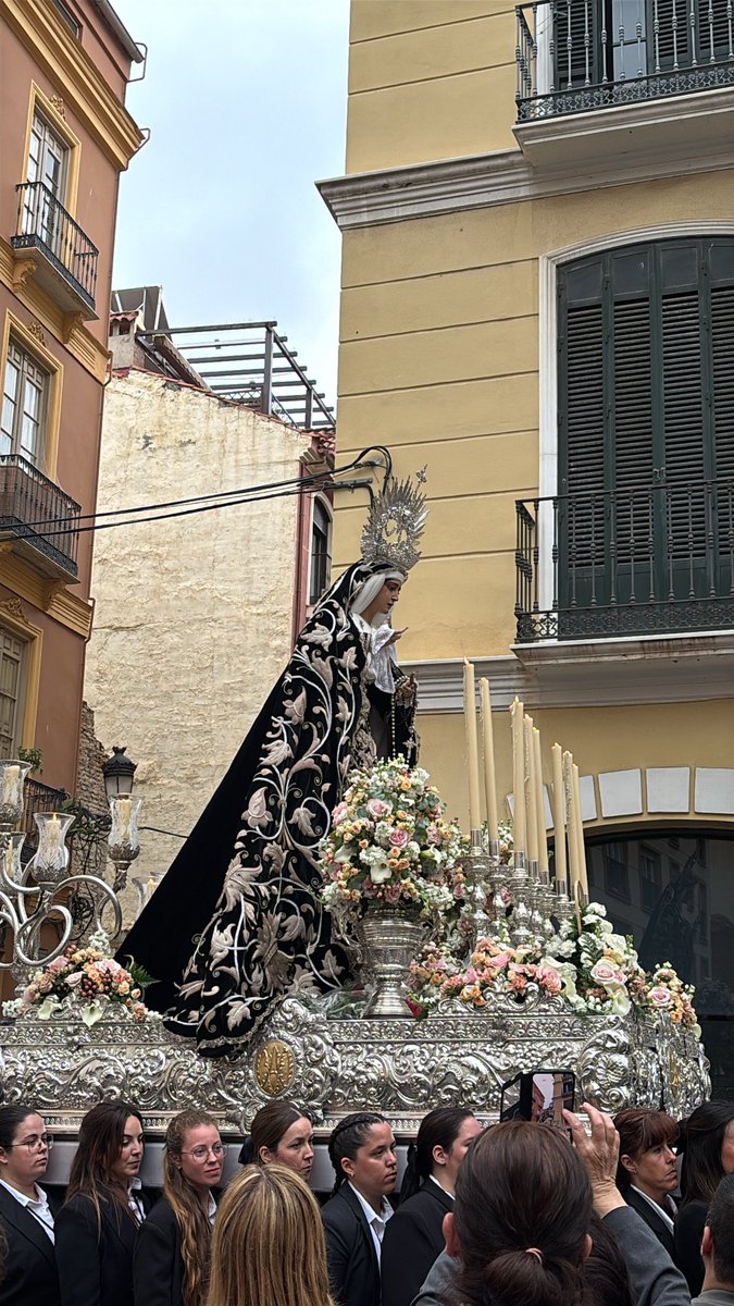 ‼️ El traslado del Chiquito avanzaba hace unos instantes por el barrio del Perchel, la Cruz Guía se acerca a su Casa Hermandad
#CofradiasMLG