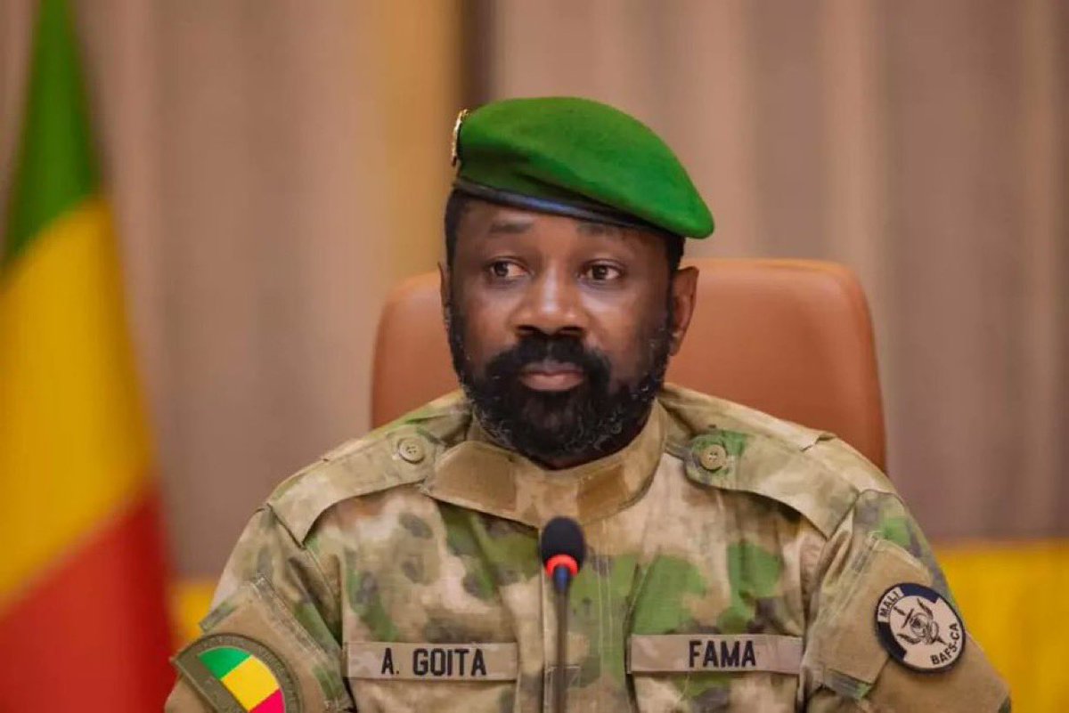 algatedz's tweet photo. 🇲🇱 Assimi #Goïta mène le #Sahel vers le chaos et l’isolement. 

La décision de fermer l'espace aérien algérien aux avions civils et militaires en provenance ou à destination du Mali, voisin du sud de l'Algérie, a placé la République du Mali, un pays enclavé sans accès à la mer, dans une situation proche d'un blocus terrestre et aérien. Le transport aérien est d'une importance cruciale, constituant pratiquement le seul moyen de respiration, notamment pour les forces armées maliennes.

La majorité des armes destinées à l'armée malienne sont acheminées par des avions de transport militaire ou des avions cargo provenant du nord. Les drones utilisés par l'armée malienne depuis début 2024 pour bombarder des positions dans la région de l'Azawad ont également été transportés par des avions cargo militaires et civils. Selon le site spécialisé *FlightAware*, qui surveille les mouvements des avions de transport et de fret à travers le monde, 380 avions cargo en provenance de plusieurs pays ont atterri à l'aéroport de Bamako en mars 2025. La plupart de ces avions transportaient du matériel destiné à l'armée malienne, des équipements pour des sociétés de sécurité privées sous contrat avec l'armée, ou des équipements importés par le gouvernement malien à des fins sécuritaires.

Des images publiées par *FlightAware* le 8 avril, moins de 24 heures après la décision de fermer l'espace aérien, ont révélé la disparition des avions à destination du Mali en provenance d'Algérie ou traversant l'espace aérien algérien. Elles montrent également une activité très réduite du trafic aérien civil et cargo au-dessus du Mali, traduisant une perturbation majeure pour les autorités de Bamako. En l'espace de quatre heures dans la soirée du 8 avril, seules deux avions sont apparus dans le ciel malien : trois en provenance du sud, de pays africains, et un avion ayant dévié depuis l'océan Atlantique en provenance de Mauritanie. Cela indique que les autorités de Bamako sont encore sous le choc, n'ayant pas encore pleinement assimilé la situation, et cherchent des alternatives avec les compagnies de transport aérien.
#MALI 🇲🇱 #ALGERIE 🇩🇿