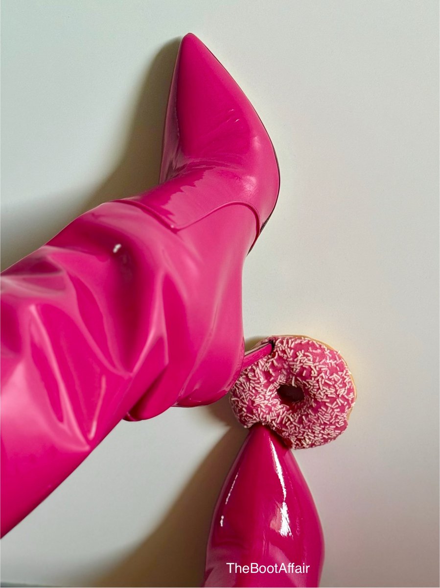 Homer Simpson was naughty! Yes, now I have his donut! It tastes even better this way... 😉 | So schmeckt es doch viel besser.

#highheel #boots #workship #findom #lifestyle #art #suggardaddy