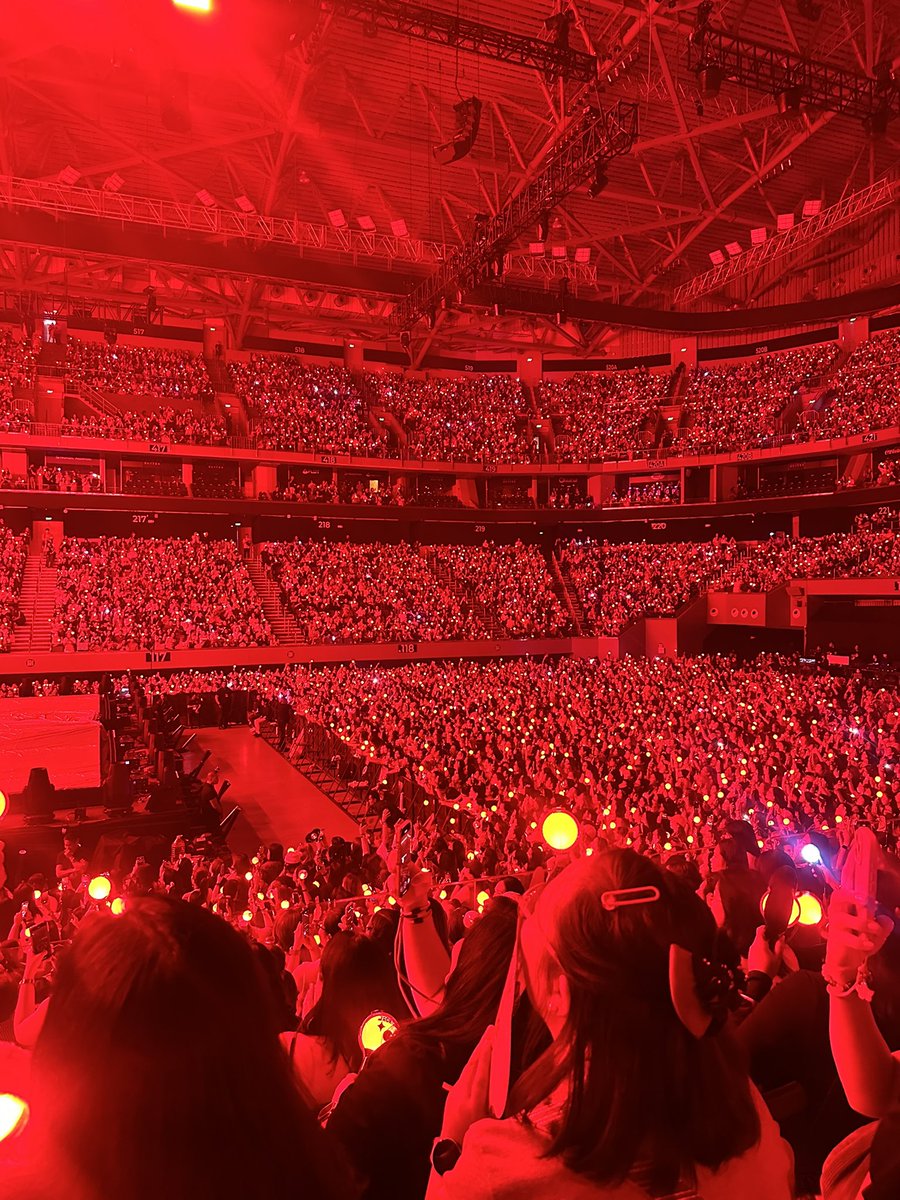 POPPOPstore_PH's tweet photo. Our sunshine’s ocean💜✨ last post for tonight. gn everyone esp uri hoseoook! 🥺💜 miss u alreadyu #HOPE_ON_THE_STAGE_Manila https://t.co/UdIFvhsd41