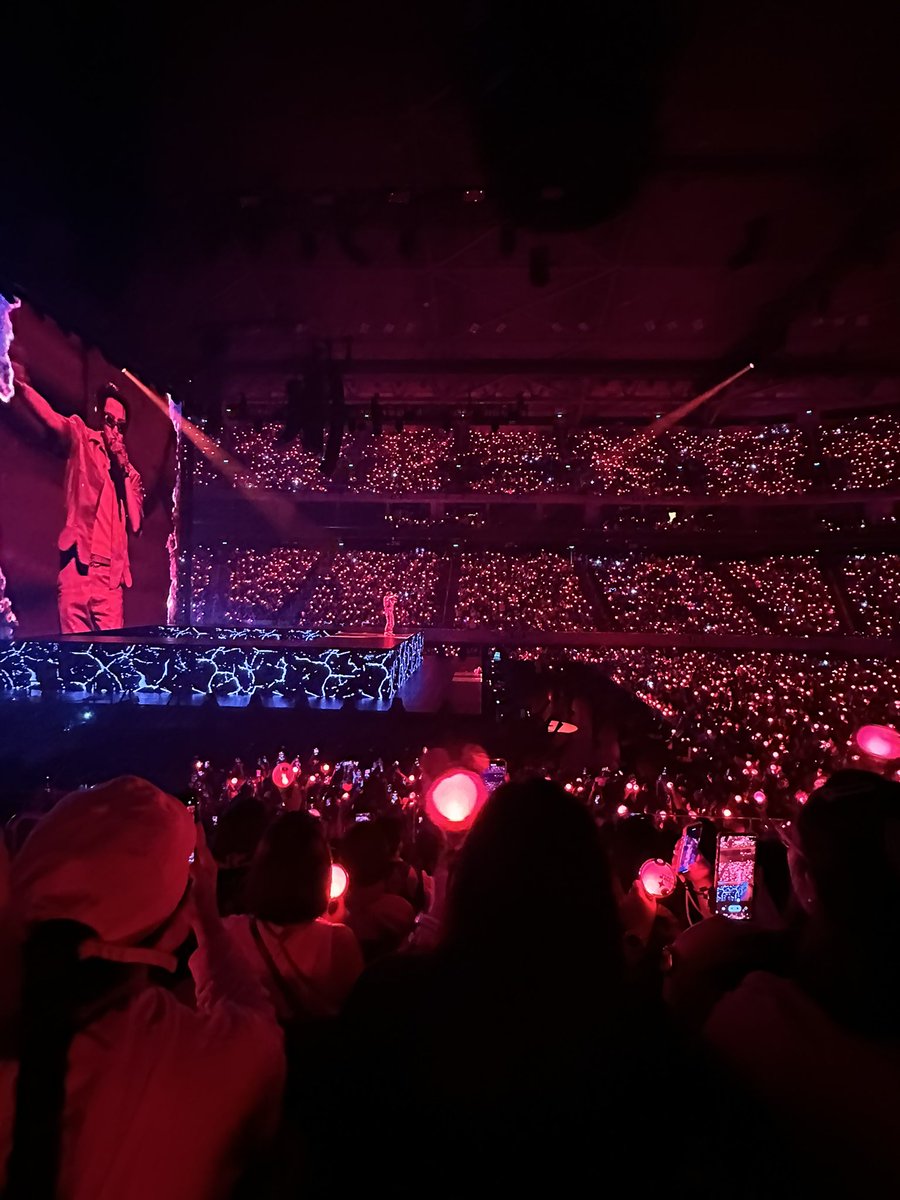 POPPOPstore_PH's tweet photo. Our sunshine’s ocean💜✨ last post for tonight. gn everyone esp uri hoseoook! 🥺💜 miss u alreadyu #HOPE_ON_THE_STAGE_Manila https://t.co/UdIFvhsd41