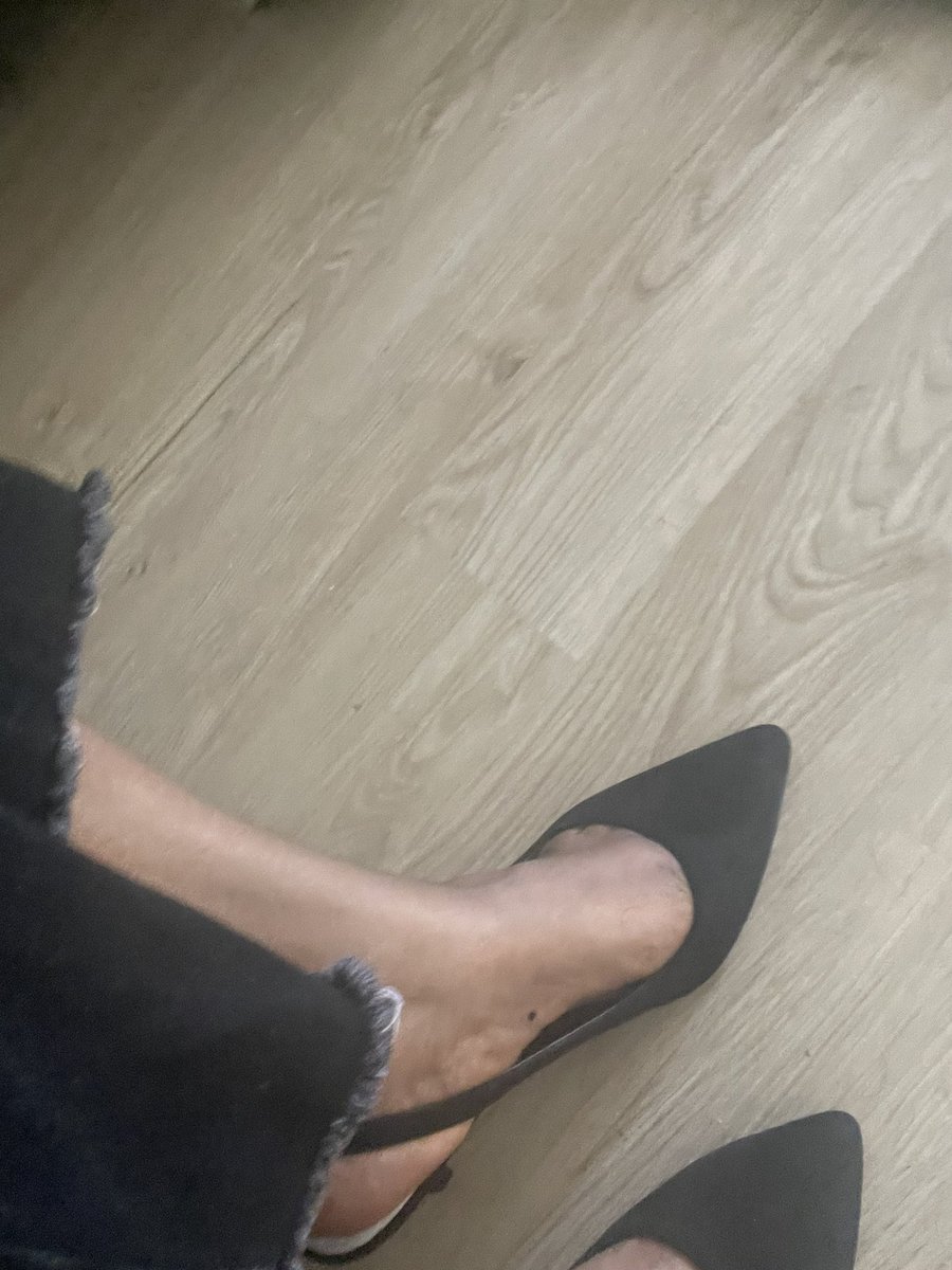 pinupvamp's tweet photo. And the fact of the matter is—kitten heels will always be chíc and timelessly *in*, so idgaf love #beautymark https://t.co/RZKalv5oqE