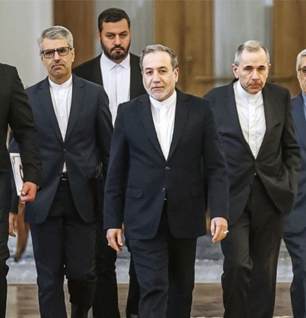 DiacoKurd's tweet photo. این عکسو نشون یه غیر ری استارتی دادم،

گفت اینا یهودین🤔

گفتم چطور!؟

گفت نحوه لباس پوشیدن و رنگ لباس هاشون😐😐😐

#ری_استارت_تنها_راه_نجات https://t.co/xaz08nXFAV