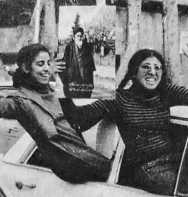 Jaap85's tweet photo. @telegraaf Vrolijke linkse vrouwen met een foto van Khomeini in 1979. Niet veel later, tweede rangs burgers, geen rechten en lijdend onder Sharia. Links hielp ze aan de macht en werden bedankt door de Islamisten en vervolgens opgeruimd. https://t.co/Bjhf8juLYw