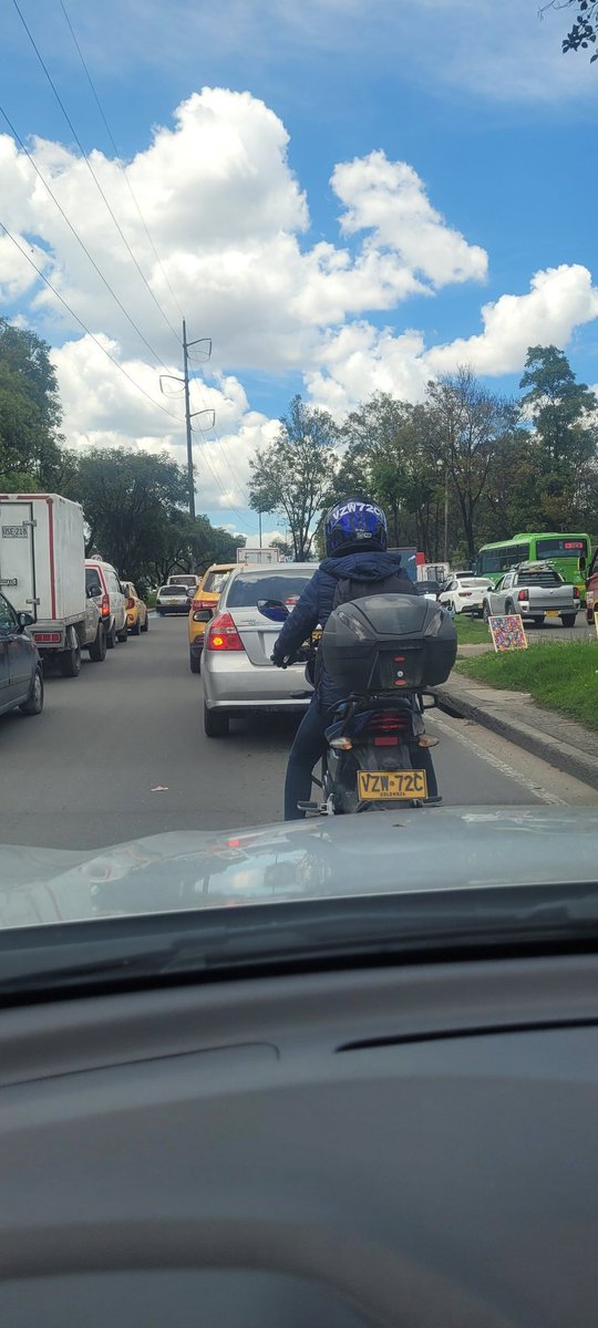 fabuer's tweet photo. Ella ejemplar por si carril #Bogotá #Trafico https://t.co/9Hd12JuYbB