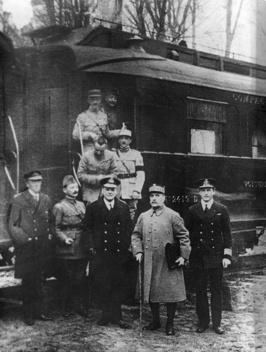 cafezm's tweet image. En las #TazasConHistoria 🍵de @elcafedemimi ☕ de @radioclasica 📻 visitamos el "Vagón del armisticio", vagón restaurante de ferrocarril🚃donde se firmó el armisticio de 1918. Escuchamos 🎼"Villancico para los niños que ya no tienen hogar" de #Debussy

👉🎧rtve.es/play/audios/el…