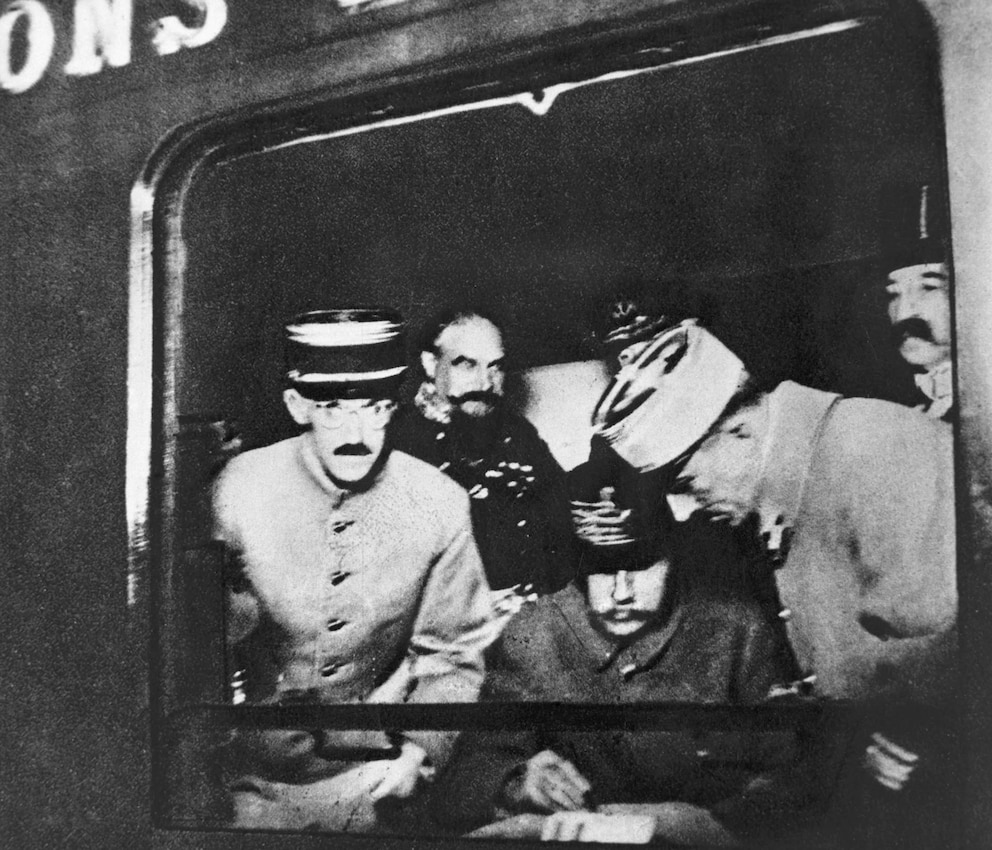 cafezm's tweet image. En las #TazasConHistoria 🍵de @elcafedemimi ☕ de @radioclasica 📻 visitamos el "Vagón del armisticio", vagón restaurante de ferrocarril🚃donde se firmó el armisticio de 1918. Escuchamos 🎼"Villancico para los niños que ya no tienen hogar" de #Debussy

👉🎧rtve.es/play/audios/el…