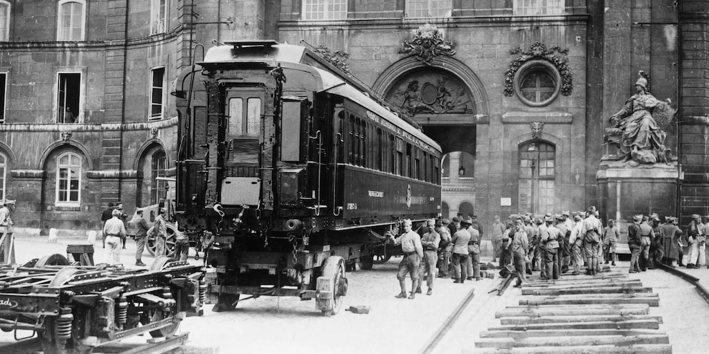 cafezm's tweet image. En las #TazasConHistoria 🍵de @elcafedemimi ☕ de @radioclasica 📻 visitamos el "Vagón del armisticio", vagón restaurante de ferrocarril🚃donde se firmó el armisticio de 1918. Escuchamos 🎼"Villancico para los niños que ya no tienen hogar" de #Debussy

👉🎧rtve.es/play/audios/el…